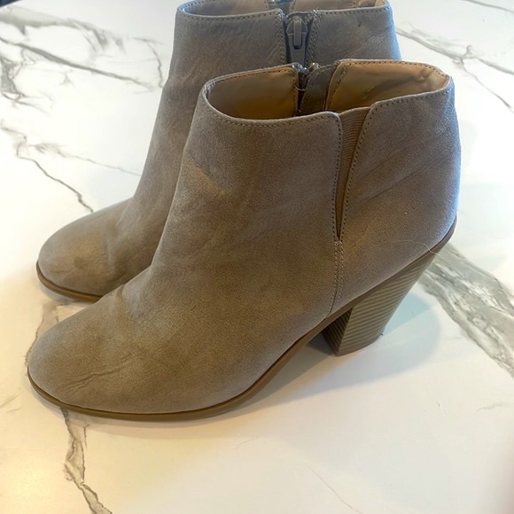 Banana Republic Ankle booties, size 7, Taupe, Tan, Chunky 4 inch heel - Picture 3 of 15